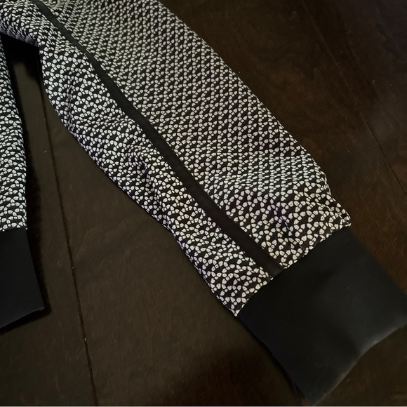 Lululemon Size 2 Bomb Around Reversible Bomber Jacket Black White Lightweight - Picture 2 of 9